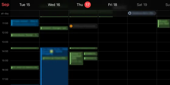 Il Calendario dell'iPhone in vista settimanale, con gli eventi di lavoro in verde accanto a quelli personali, titoli sfocati