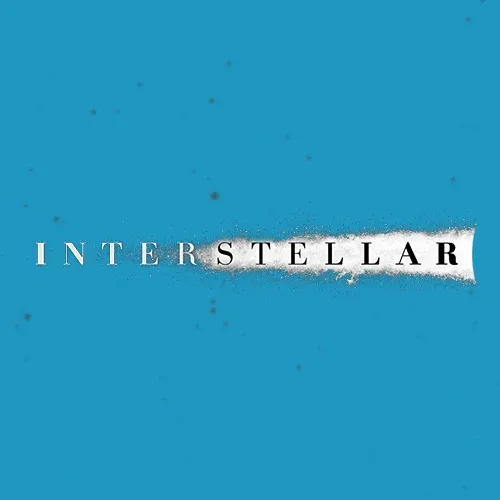 Scritta Interstellar in stile locandina su sfondo azzurro