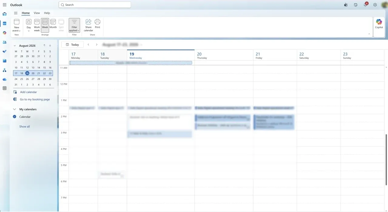 Outlook sul web in vista settimanale, con i titoli degli eventi sfocati